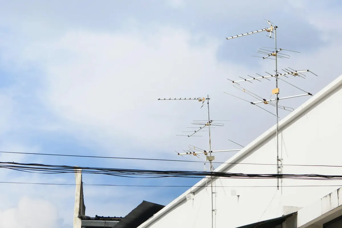 İstanbul antenci – çatıdaki anten ve çanaklar
