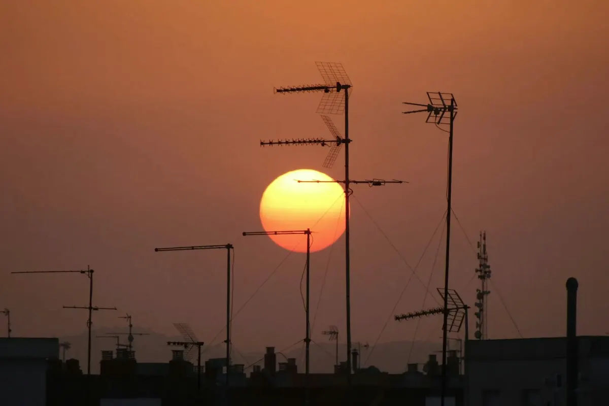 Karasal (Çatı) Anten – Gün batımında çatı antenleri